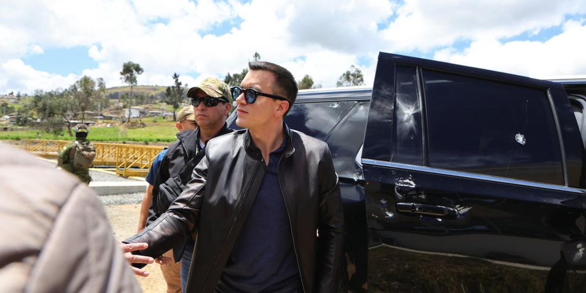 L’auto su cui viaggiava il presidente dell’Ecuador è stata presa a sassate