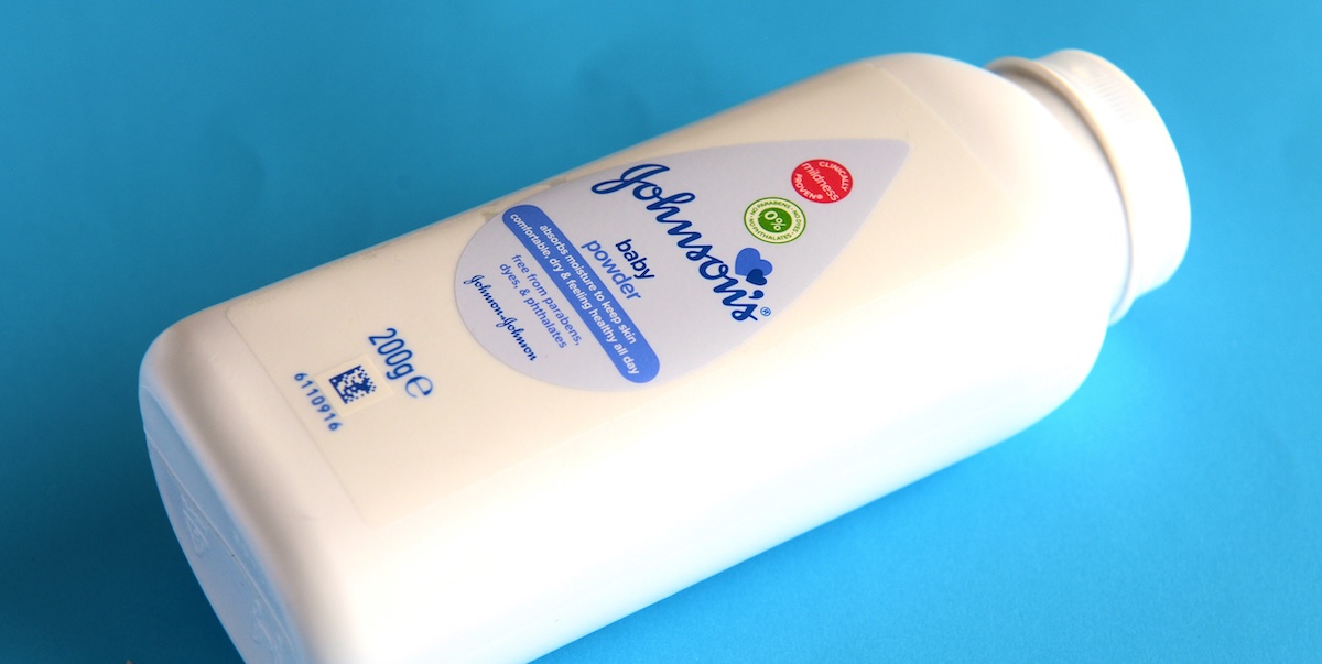Johnson & Johnson è stata condannata a pagare 966 milioni di dollari per il cancro che un suo prodotto al talco avrebbe causato a una donna
