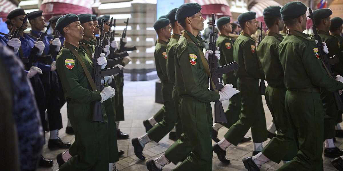 L’esercito del Myanmar ha sganciato due bombe sui manifestanti da un parapendio motorizzato, facendo 27 morti