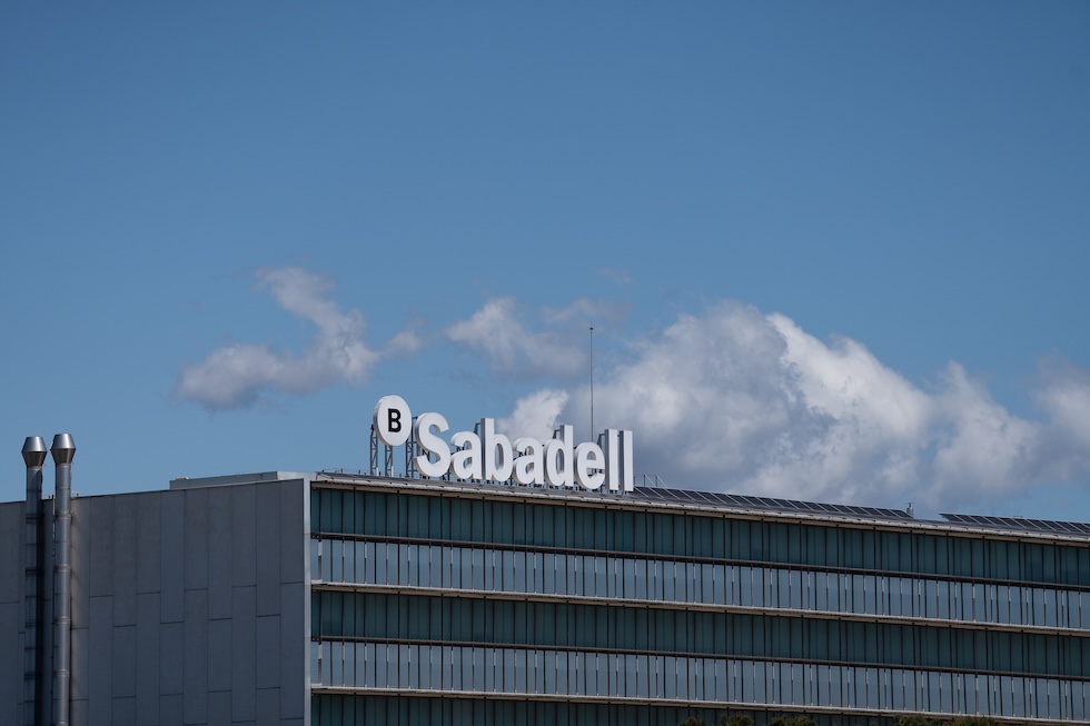 Un particolare della sede del Banco Sabadell a Barcellona, il 17 aprile 