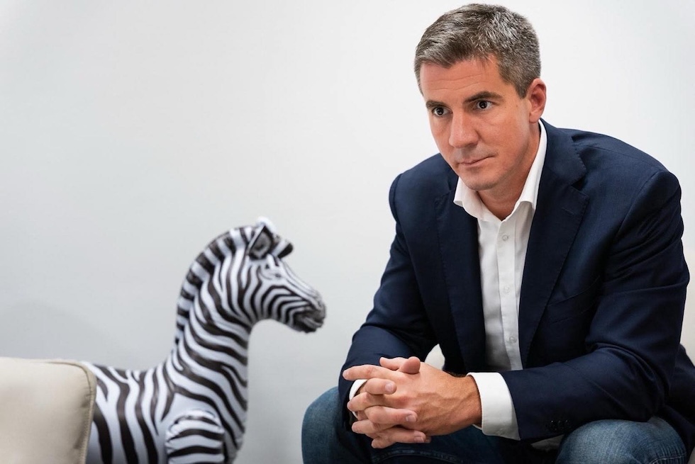 Il politico di Fidesz Máté Kocsis insieme a un palloncino a forma di zebra, durante un'intervista