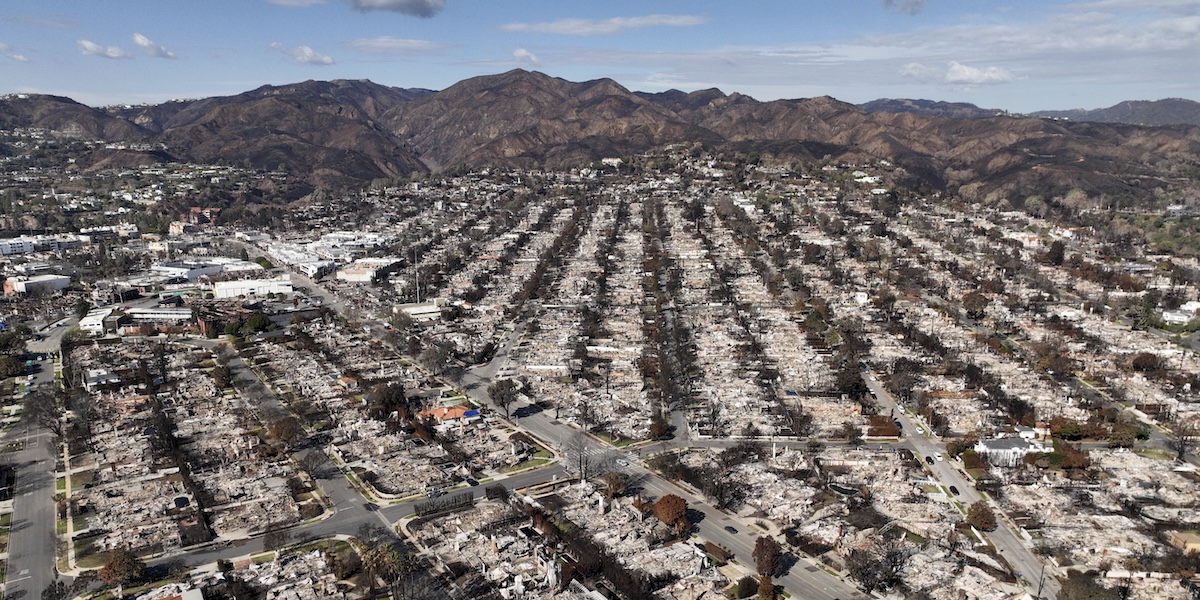 È stato arrestato un uomo accusato di aver appiccato il primo dei devastanti incendi di gennaio a Los Angeles