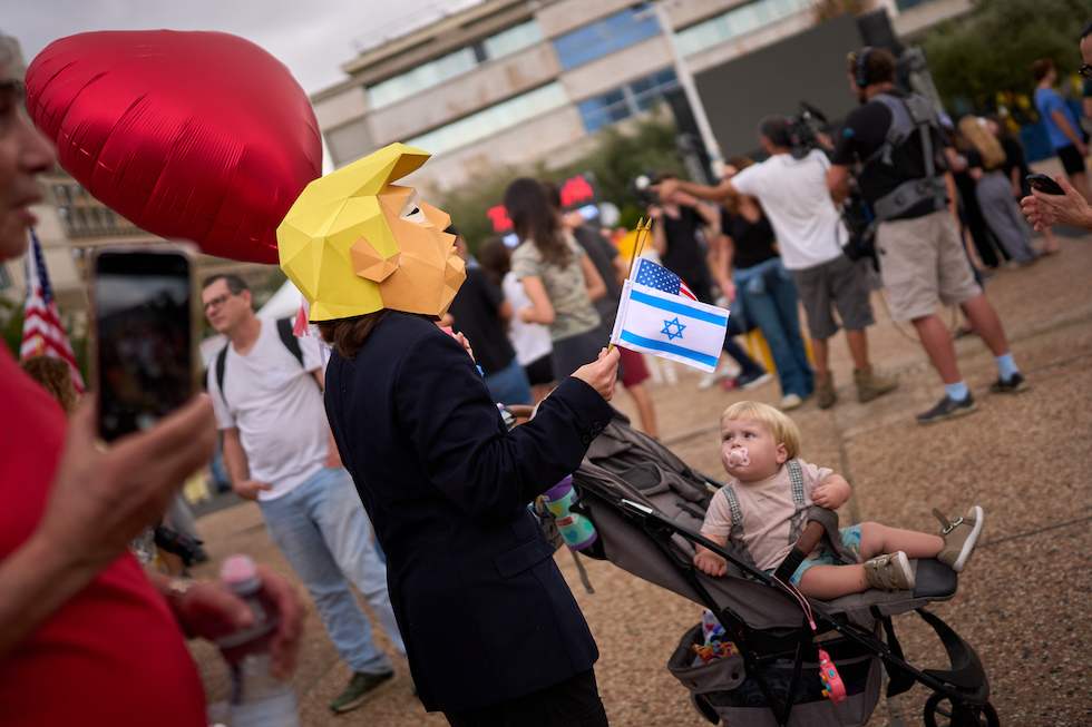 Una persona vestita da Donald Trump a Tel Aviv, Israele, 9 ottobre 2025 