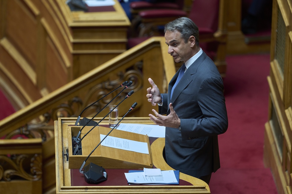 Il primo ministro Kyriakos Mitsotakis in parlamento, lo scorso luglio 