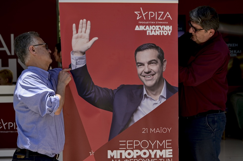 Un manifesto elettorale di Syriza con Tsipras, nel 2023