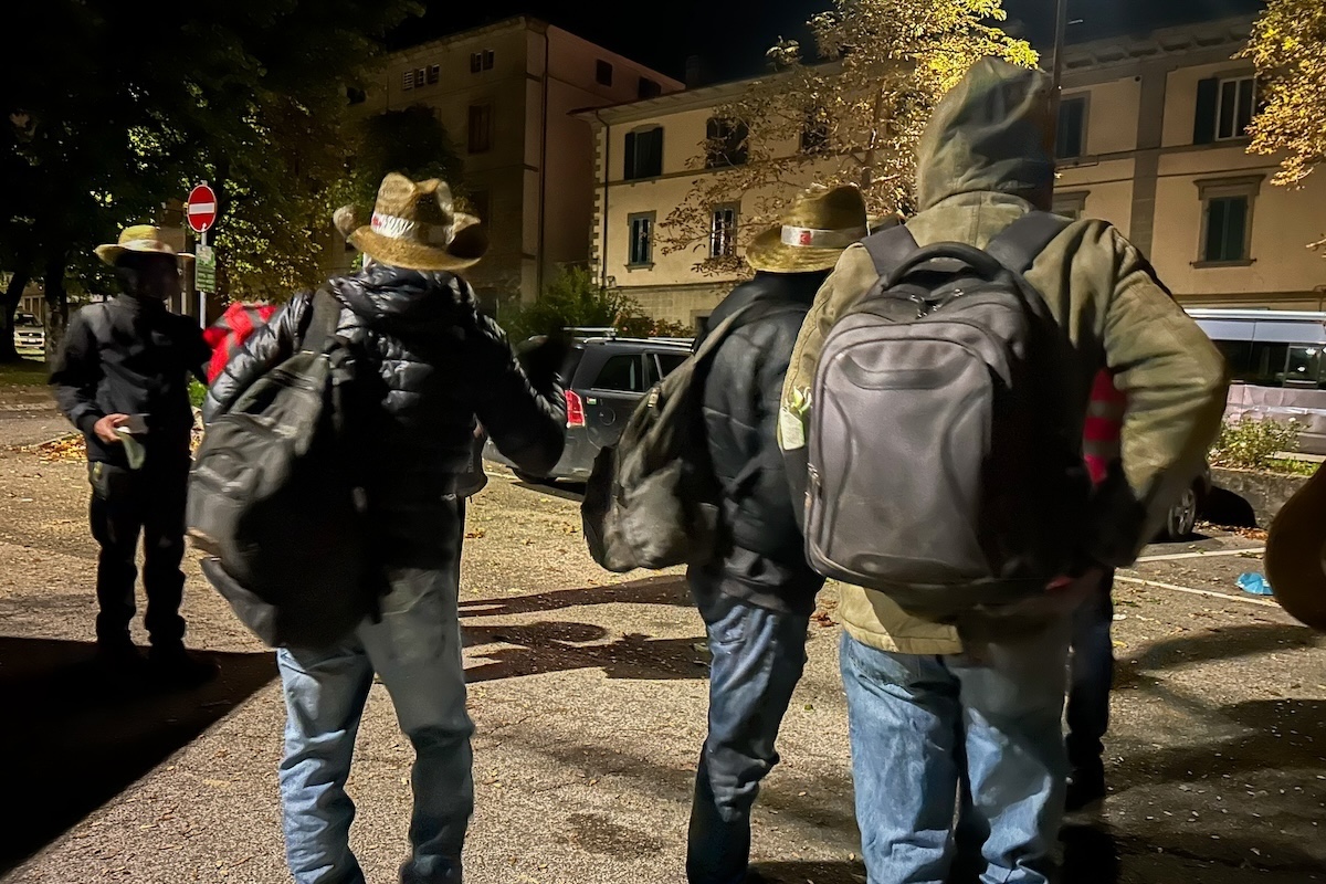 Lavoratori migranti in attesa di salire su un furgone ad Arcidosso (Angelo Mastrandrea/il Post)