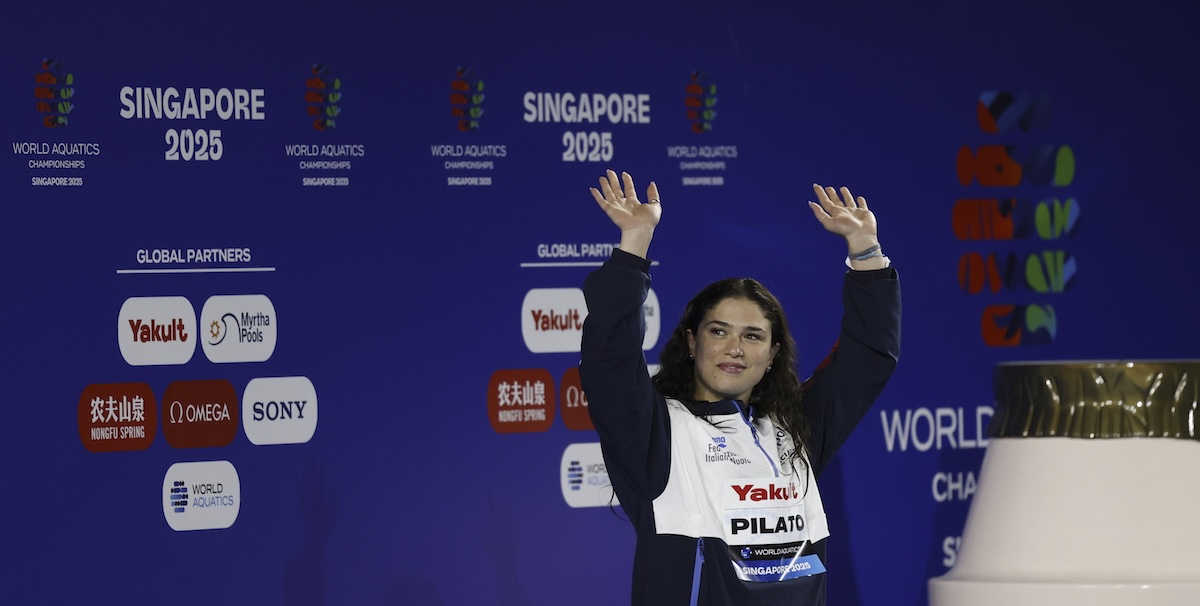 Sono state sospese per 90 giorni le nuotatrici Benedetta Pilato e Chiara Tarantino, accusate di furto all’aeroporto di Singapore