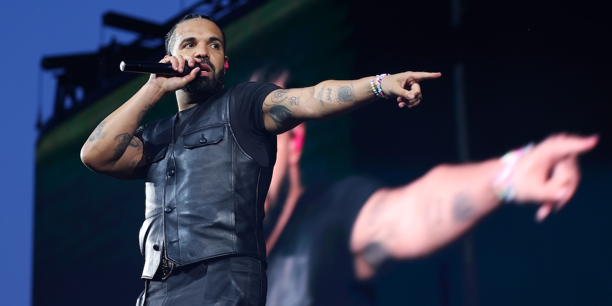 È stata respinta la causa di Drake contro la sua etichetta discografica per aver promosso una canzone che lo insultava