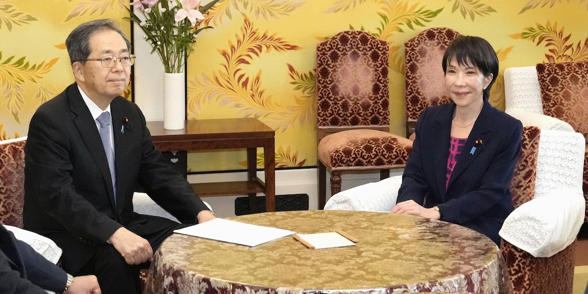 In Giappone si è sciolta la coalizione di governo al potere da 13 anni, complicando la nomina di Sanae Takaichi a prima ministra