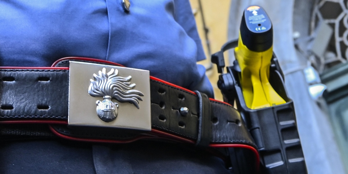 Cinque carabinieri sono indagati a Napoli per il caso dell’uomo colpito da un taser e morto poco dopo