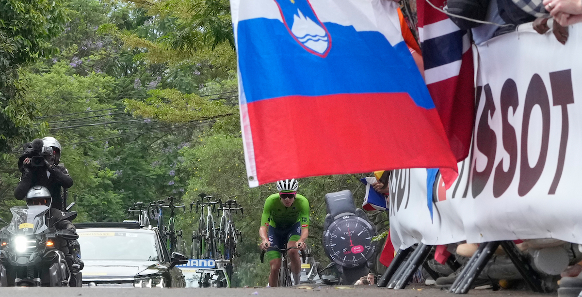 Il ciclista sloveno Tadej Pogačar ha vinto il Giro di Lombardia per la quinta volta consecutiva