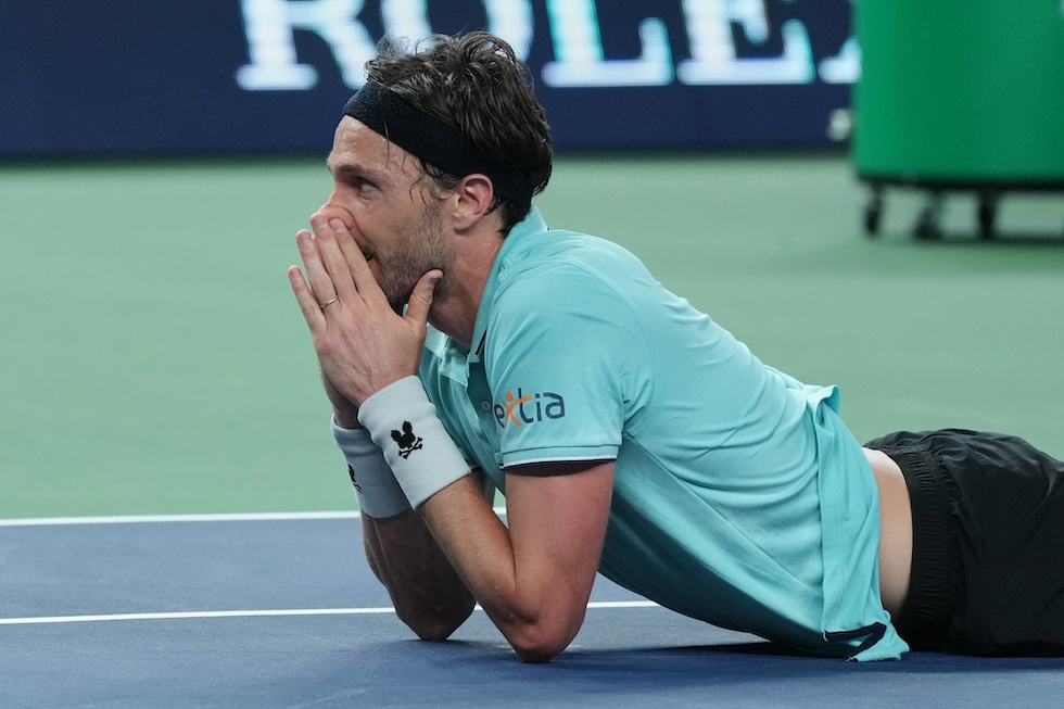 Il tennista francese Arthur Rinderknech dopo aver vinto contro il russo Daniil Medvedev in semifinale (AP Photo/Andy Wong)