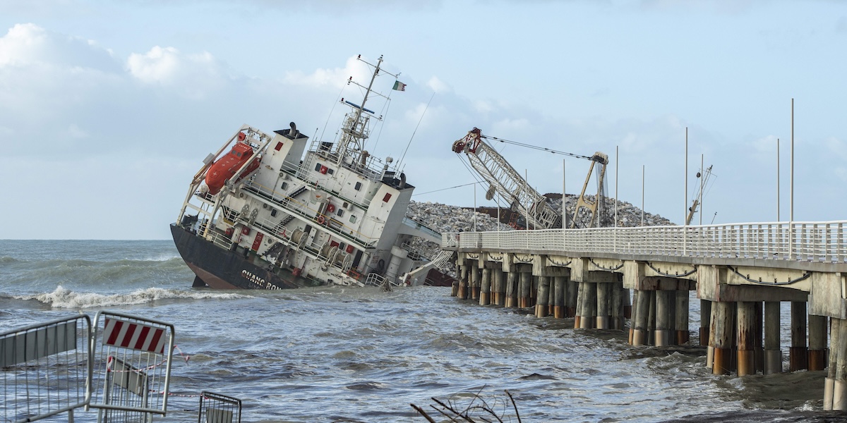 A Marina di Massa c’è una nave cargo incagliata da oltre otto mesi