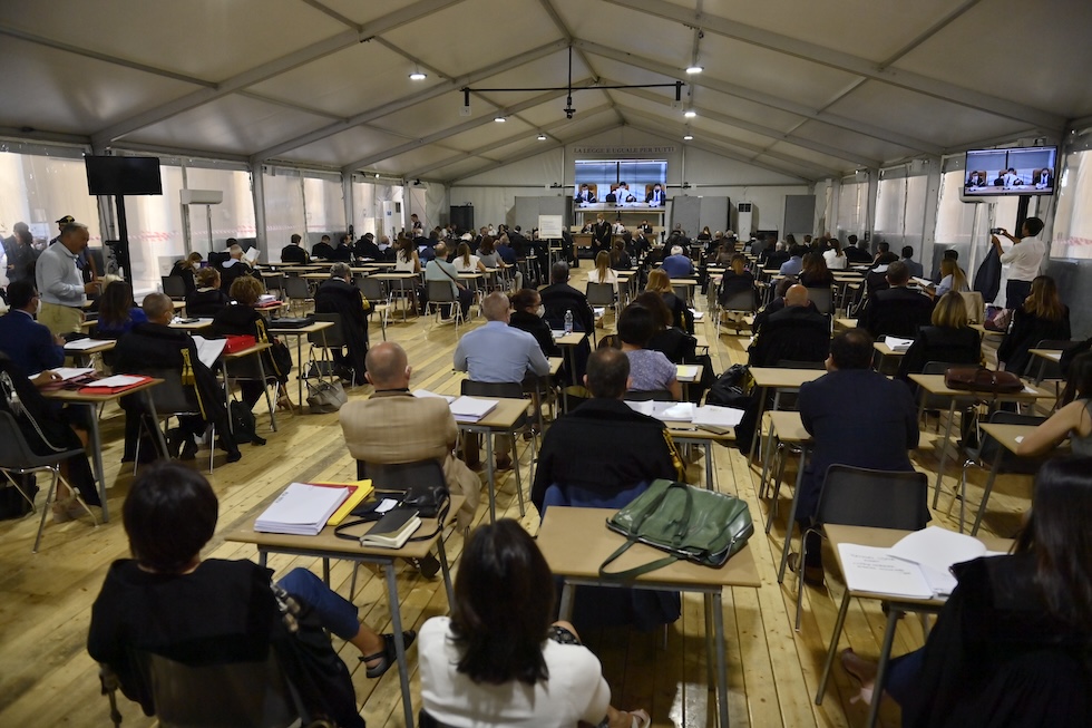 La tensostruttura allestita per il processo