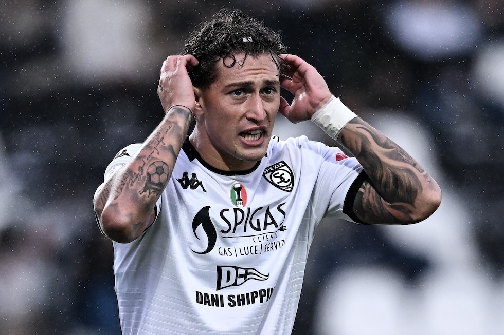 Il calciatore dello Spezia Salvatore Esposito con la prima maglia della squadra, con al centro lo Scudetto del 1944, 4 ottobre 2025 (Image Photo Agency/Getty Images)