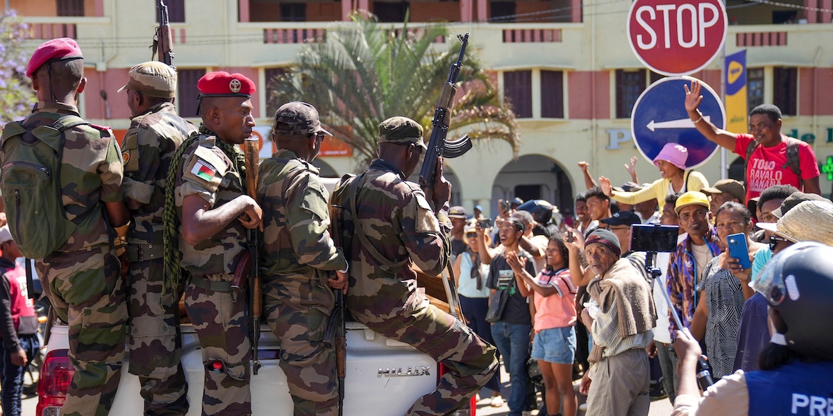 In Madagascar una parte dell’esercito si è unita ai manifestanti
