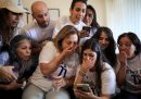 La famiglia di Bar Abraham Kupershtein, uno degli ostaggi israeliani, parla con lui in una videochiamata prima della liberazione. Anche le famiglie di altri ostaggi hanno potuto farlo