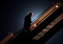 Donald Trump sale a bordo dell'Air Force One per tornare negli Stati Uniti da Sharm el Sheikh, in Egitto