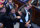 Un momento della contestazione di alcuni parlamentari di sinistra, Ofer Kassif e Aymen Odeh della lista Hadash-Ta’al, che sono stati portati fuori dall’aula dalla sicurezza