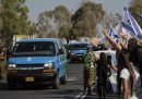 Il passaggio di un convoglio con a bordo alcuni degli ostaggi liberati, vicino a Re'im, in Israele