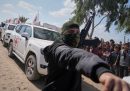 Veicoli con a bordo ostaggi israeliani durante il secondo scambio di prigionieri, a Khan Yunis nel sud della Striscia di Gaza