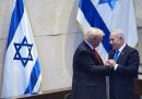Donald Trump con Benjamin Netanyahu al parlamento israeliano, a Gerusalemme. Durante i loro discorsi i leader si sono elogiati a vicenda e Trump è arrivato a chiedere, in modo piuttosto irrituale, al presidente israeliano Isaac Herzog, di valutare la possibilità di concedere la grazia a Netanyahu, che è coinvolto in diversi processi per corruzione.