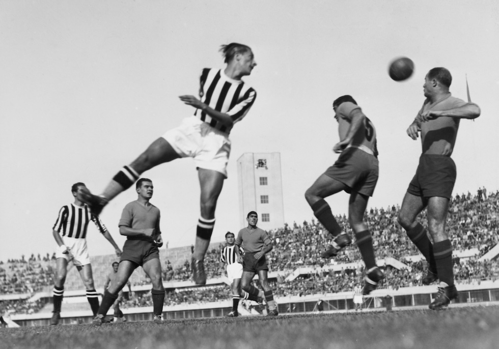 Una partita della Serie A 1939-1940 allo “Stadio Municipale Benito Mussolini” di Torino (oggi "Olimpico Grande Torino"), ottobre 1939 (Keystone/Hulton Archive/Getty Images)