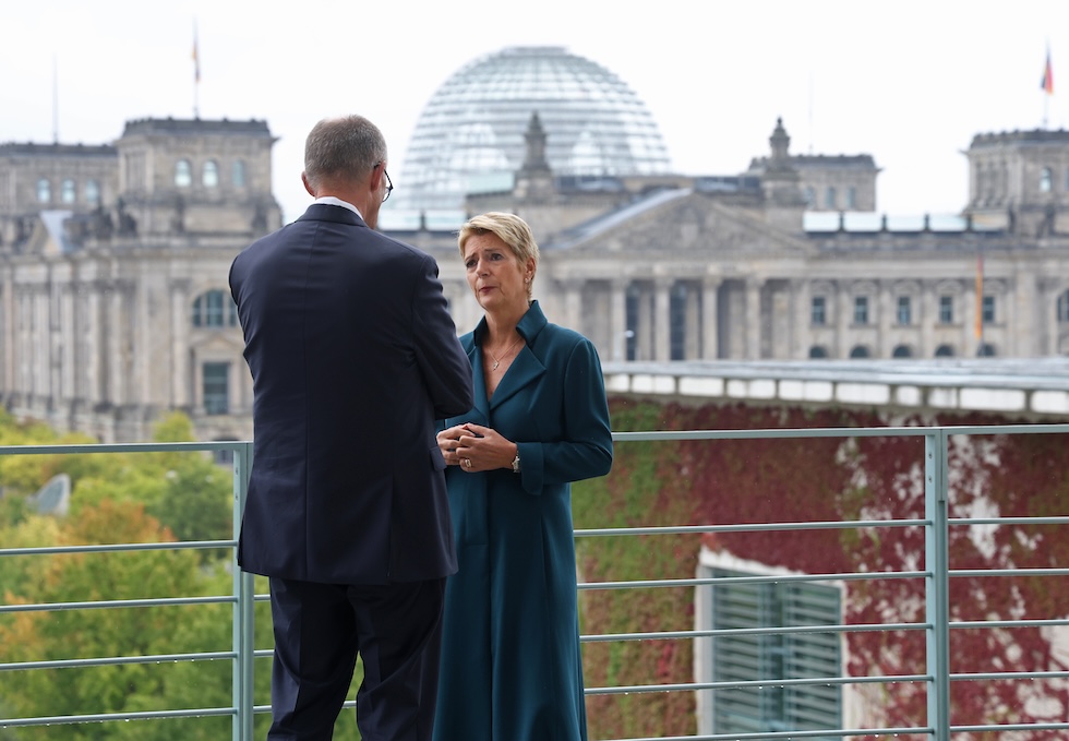 La presidente svizzera Karin Keller-Sutter durante un incontro con il cancelliere tedesco Frederich Merz a settembre