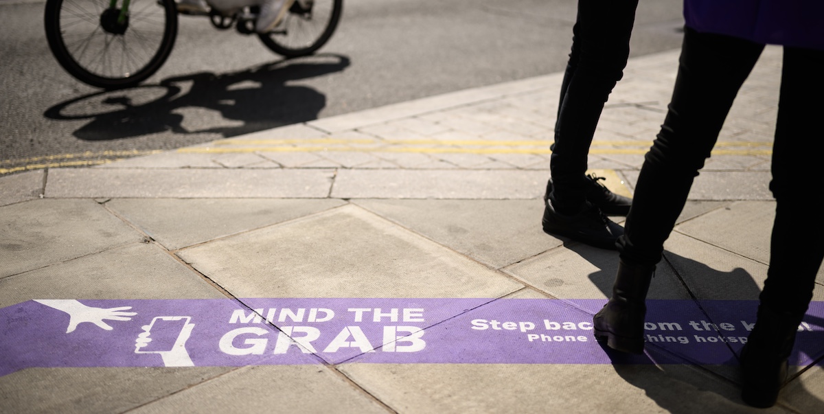 A Londra la polizia ha smantellato una banda sospettata di aver spedito illegalmente in Cina fino a 40mila telefoni rubati