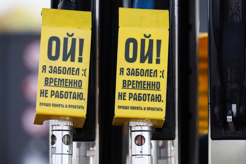 I cartelli avvisano che le pompe di benzina sono temporaneamente fuori uso, a Luhansk, nel Donbas occupato, il 10 settembre