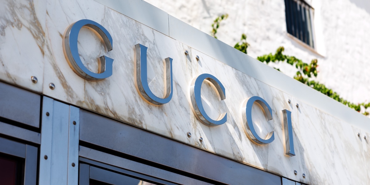 La Commissione europea ha multato Gucci, Chloé e Loewe per 157 milioni di euro, per aver influenzato i prezzi dei rivenditori indipendenti