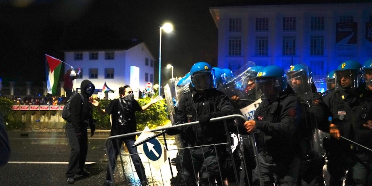 A Udine ci sono stati scontri tra la polizia e alcuni manifestanti che protestavano durante la partita Italia-Israele