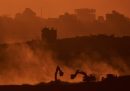 Escavatori israeliani che lavorano nella striscia di Gaza, visti dal sud di Israele al tramonto