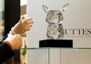 Una statuetta in cristallo del pokémon Pikachu, che verrà venduta in un'asta online