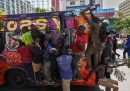 Un gruppo di ragazzi keniani su un pulmino in strada per il funerale dell'ex primo ministro e leader dell'opposizione Raila Odinga