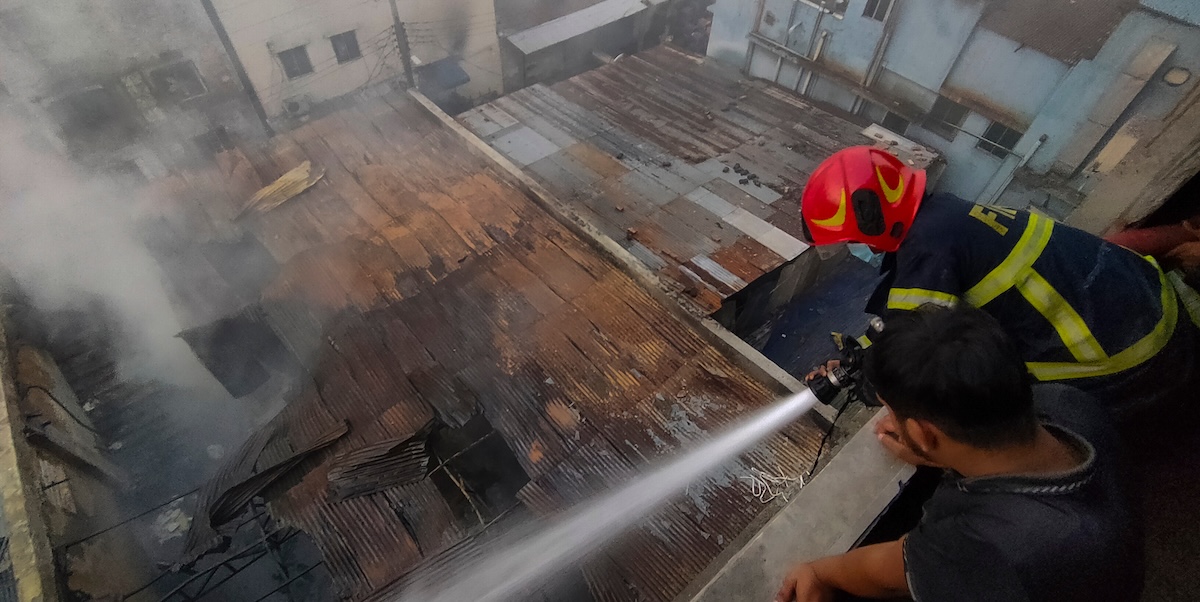 Almeno 16 persone sono morte nell’incendio di una fabbrica tessile a Dacca, in Bangladesh