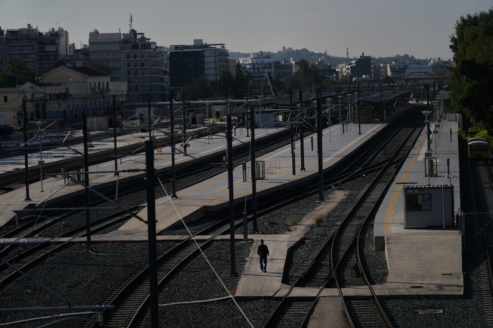 La stazione centrale di Atene deserta, durante lo sciopero nazionale del 14 ottobre 2025