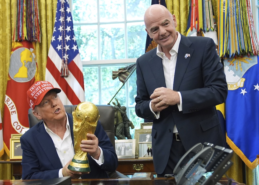 Donald Trump e Gianni Infantino nello Studio Ovale con una replica della Coppa del Mondo, lo scorso 22 agosto 