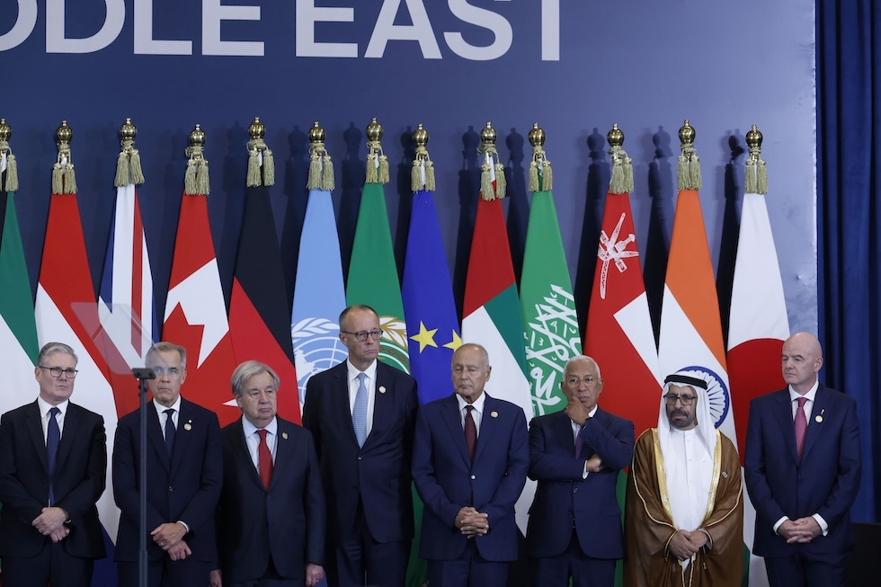 Alcuni leader internazionali e, in fondo a destra, Gianni Infantino, durante la riunione internazionale a a Sharm el Sheikh, in Egitto, del 13 ottobre