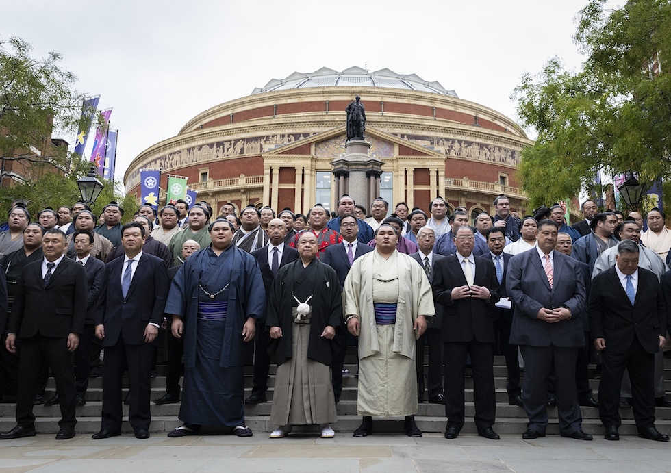 Tutti i rikishi e gli arbitri del torneo di Londra, 15 ottobre 2025 (Ryan Pierse/Getty Images)