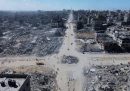 Persone palestinesi che camminano tra gli edifici distrutti dai bombardamenti israeliani, in una foto scattata ieri da un drone