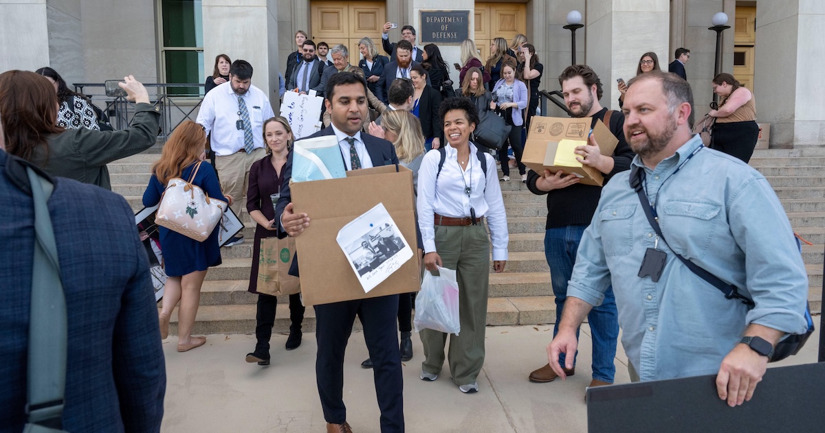 Decine di giornalisti hanno perso l’accesso al Pentagono per aver rifiutato le nuove regole del governo sulle comunicazioni con l’esercito