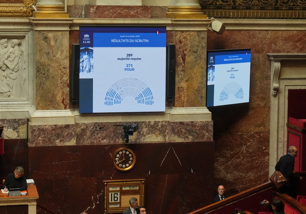 Il tabellone del parlamento mostra i risultati del voto sulla prima mozione