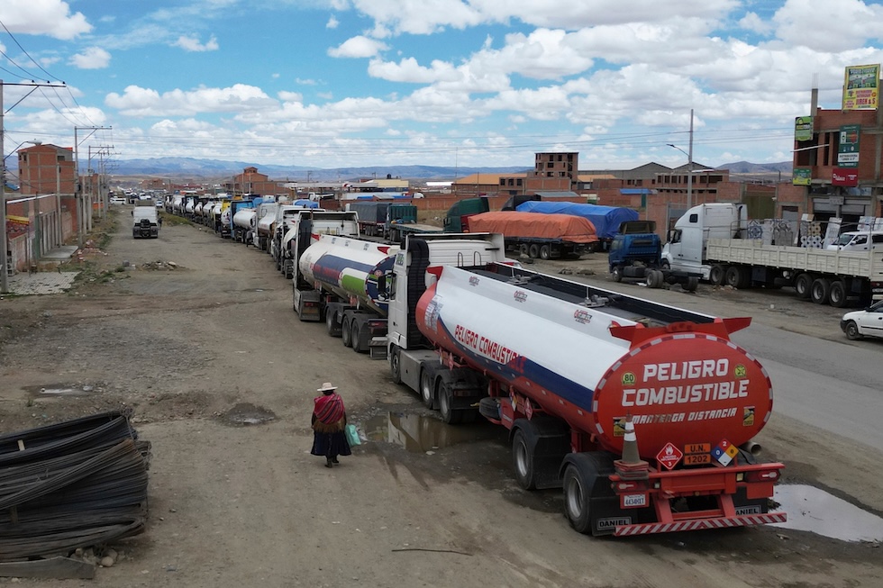 Una coda a una stazione di benzina a El Alto, nell'ovest della Bolivia, il 14 ottobre