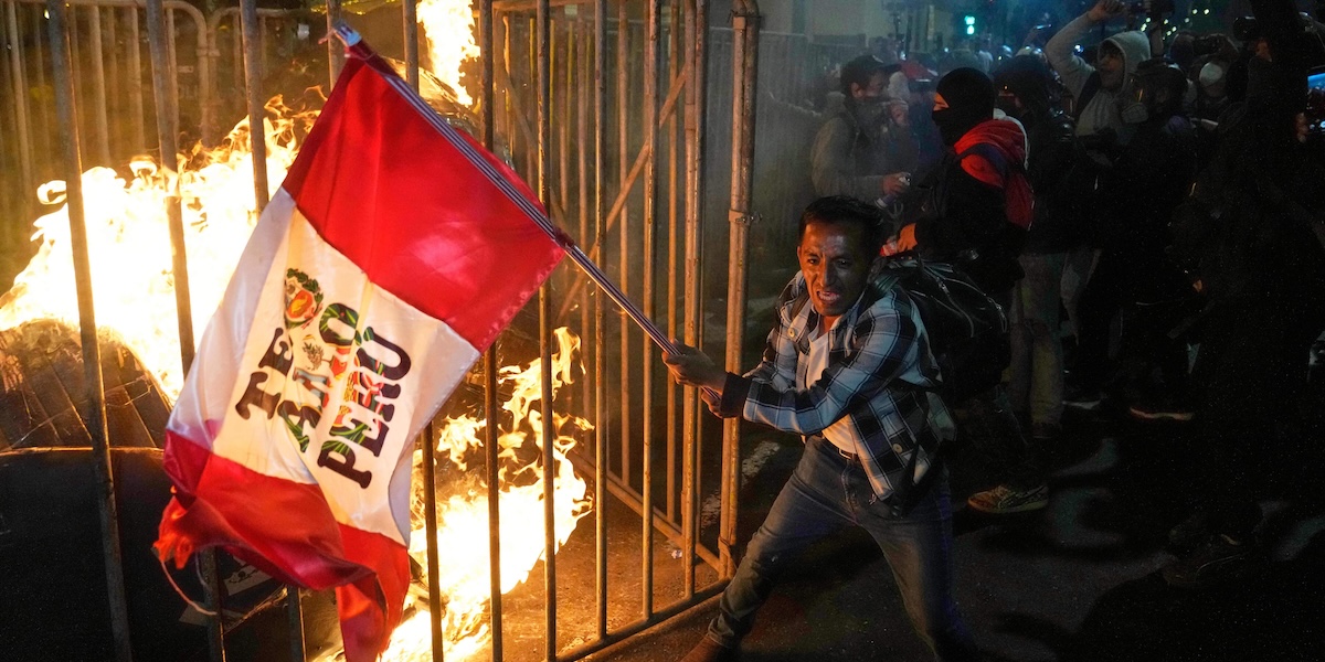 In Perù un manifestante è morto e più di cento persone sono state ferite durante le proteste contro la criminalità e il nuovo presidente