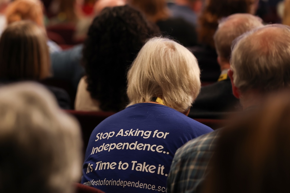 Un'attivista del partito, l'11 ottobre. La scritta sulla maglia dice: «Basta chiedere l'indipendenza... è il momento di prendercela»