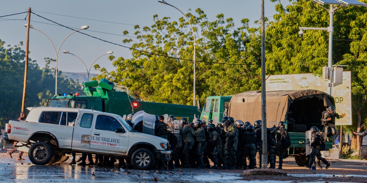 Qualcuno ha dato fuoco alla sede del partito di governo in Camerun, nell’ambito di proteste antigovernative
