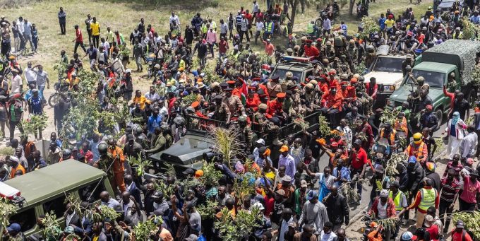A Nairobi, in Kenya, almeno due persone sono state uccise dalla polizia durante una veglia per lo storico leader dell’opposizione Raila Odinga