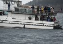 Un'orca nuota accanto a una barca da cui molta gente la fotografa, alle isole di San Juan, Washington, Stati Uniti