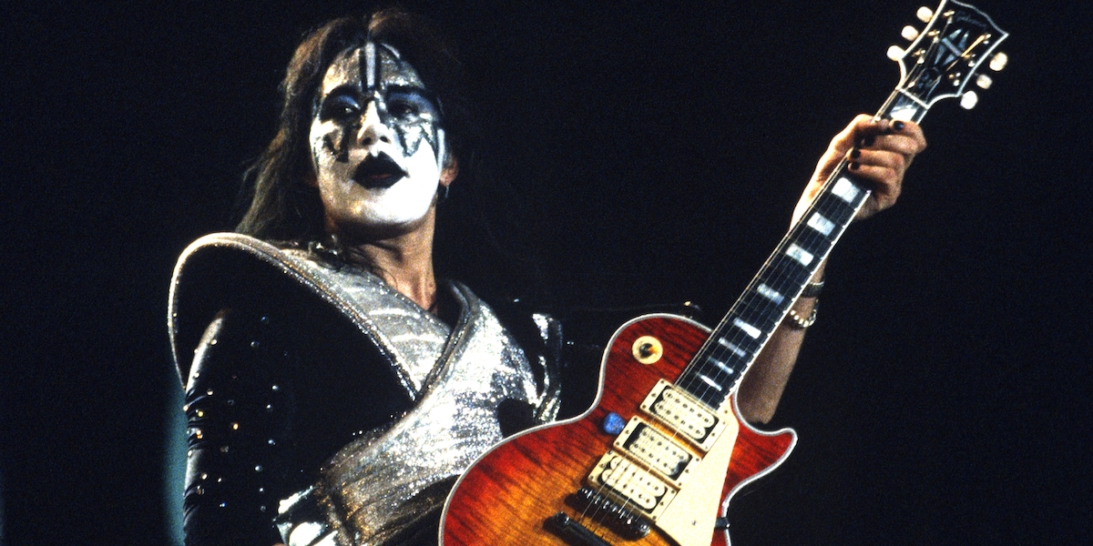 È morto Ace Frehley, chitarrista e membro fondatore dei Kiss: aveva 74 anni